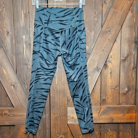 Athleta Pants - Athleta Salutation Stash Pocket II 7/8 Tight Leggings in Black and Gray Zebra ST